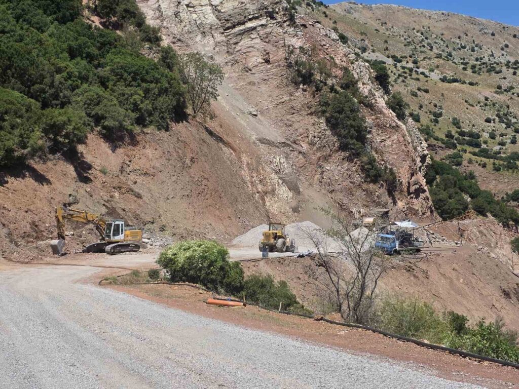 Κερπινή: Ειχε να πέσει άσφαλτος σε δρόμο από το 1981, το έκανε η Περιφέρεια μετ' εμποδίων ΦΩΤΟ 35 Κερπινή: Ειχε να πέσει άσφαλτος σε δρόμο από το 1981, το έκανε η Περιφέρεια μετ' εμποδίων ΦΩΤΟ