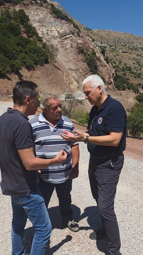 Κερπινή: Ειχε να πέσει άσφαλτος σε δρόμο από το 1981, το έκανε η Περιφέρεια μετ' εμποδίων ΦΩΤΟ 30 Κερπινή: Ειχε να πέσει άσφαλτος σε δρόμο από το 1981, το έκανε η Περιφέρεια μετ' εμποδίων ΦΩΤΟ