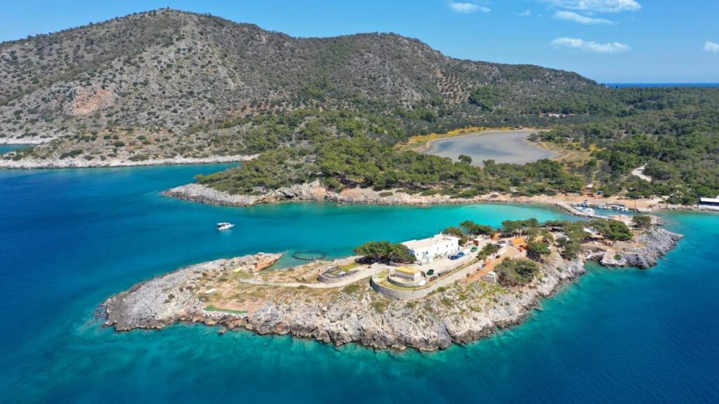 Χωρίς κύμα, με νερά σαν πισίνα: Το εξωτικό ιδιωτικό νησάκι μια ώρα από την Αθήνα