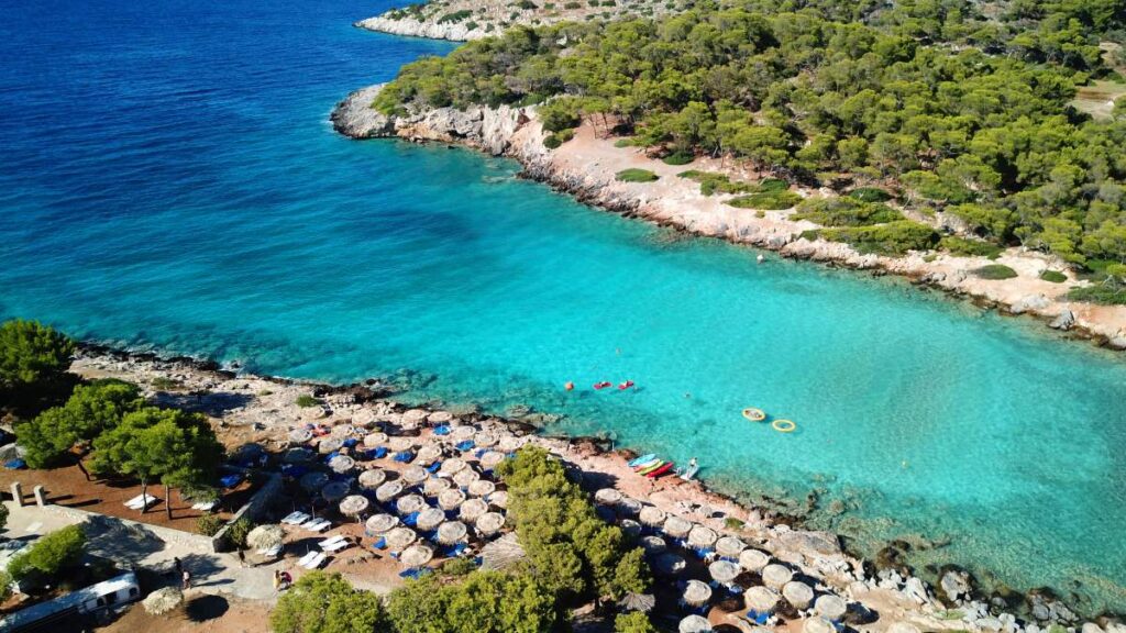 Χωρίς κύμα, με νερά σαν πισίνα: Το εξωτικό ιδιωτικό νησάκι μια ώρα από την Αθήνα