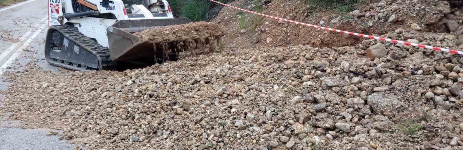 Αχαΐα: Άμεση επέμβαση της Πολιτικής Προστασίας σε κατολίσθηση στην ΕΟ Ακράτας - Ζαρούχλας λόγω βροχής ΦΩΤΟ