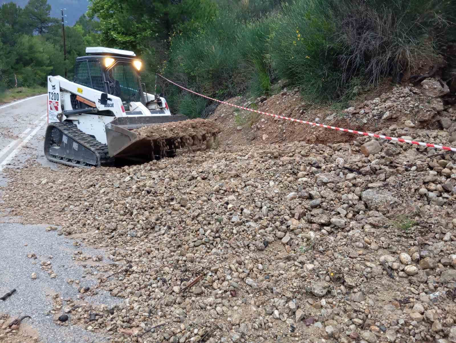 Αχαΐα: Άμεση επέμβαση της Πολιτικής Προστασίας σε κατολίσθηση στην ΕΟ Ακράτας - Ζαρούχλας λόγω βροχής ΦΩΤΟ 4 Αχαΐα: Άμεση επέμβαση της Πολιτικής Προστασίας σε κατολίσθηση στην ΕΟ Ακράτας - Ζαρούχλας λόγω βροχής ΦΩΤΟ