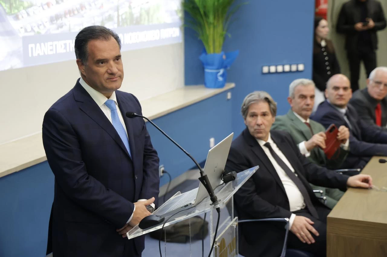 Πάτρα: Σε Νοσοκομεία και ΒΙΑΝΕΞ, σήμερα, ο υπουργός Υγείας Άδωνις Γεωργιάδης 4 Ο Άδωνις Γεωργιάδης μιλάει από βήμα σε εκδήλωση στην Πάτρα, με άλλο…