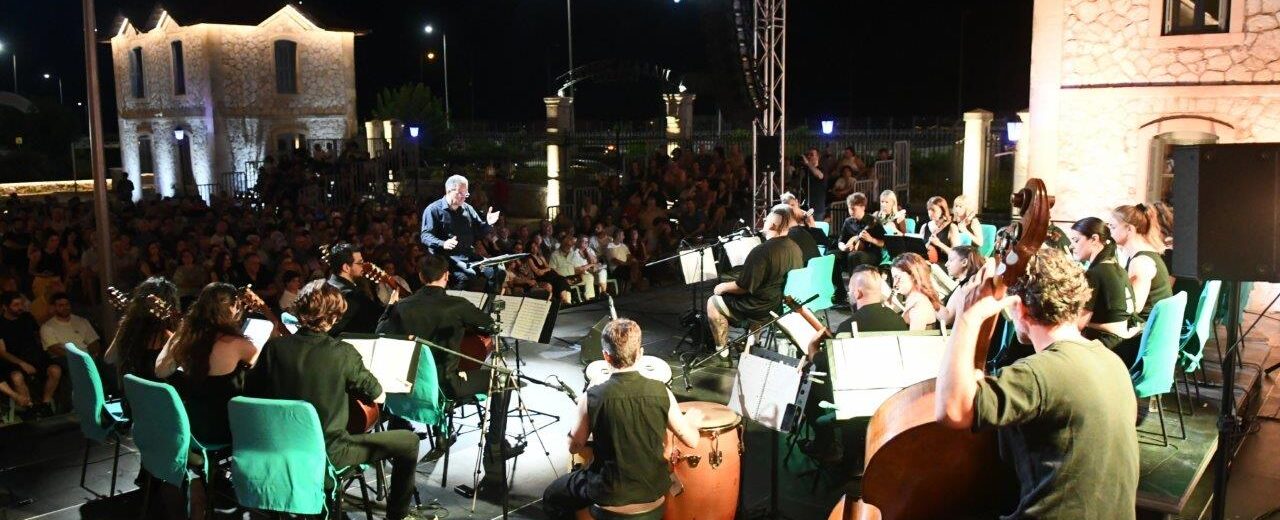 Η Ορχήστρα Νυκτών Εγχόρδων «Θαν. Τσιπινάκης», του Δήμου Πατρέων, με τους Active Member ΦΩΤΟ