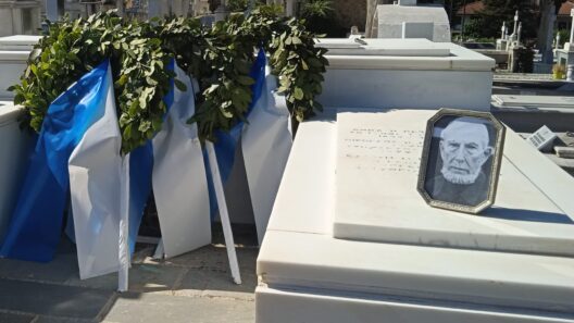 Δήμος Καλαβρύτων και ΕΣΗΕΑ τιμούν τον δημοσιογράφο και Αντιστασιακό Ηρακλή Πετιμεζά 38 Τάφος με στεφάνι δάφνης, ελληνικές σημαίες και φωτογραφία του Ηρακ…