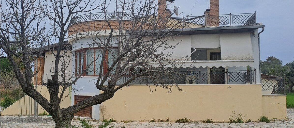 Αιγιάλεια: Ο Μάκης Χριστοδουλόπουλος έχασε το σπίτι του, στην Ακολη, για χρέος 10.000 ευρώ ΦΩΤΟ