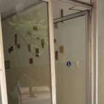 Αγρίνιο: Πέταξε τη συντροφό του σε τζαμαρία πολυκατοικίας ΦΩΤΟ