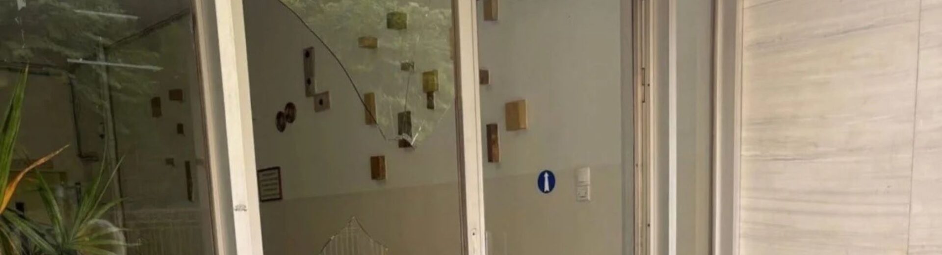 Αγρίνιο: Πέταξε τη συντροφό του σε τζαμαρία πολυκατοικίας ΦΩΤΟ