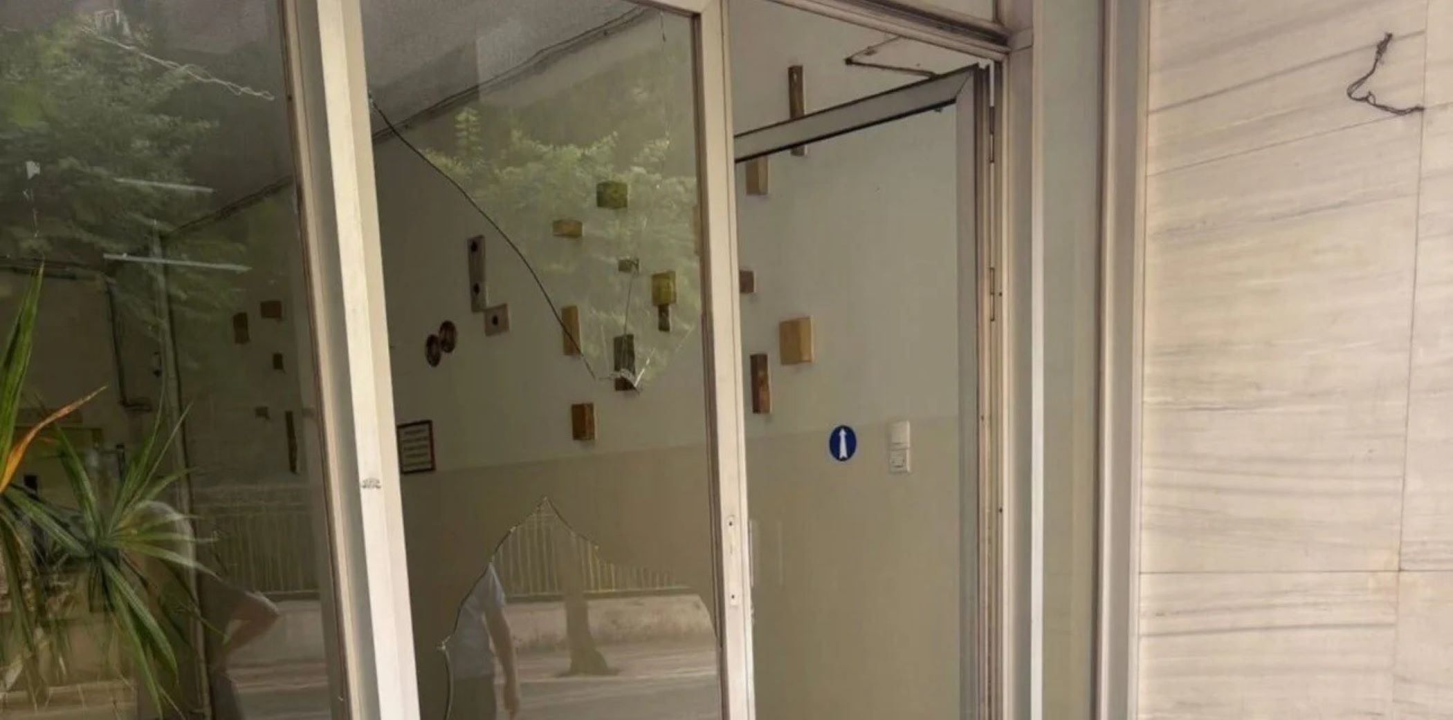 Αγρίνιο: Πέταξε τη συντροφό του σε τζαμαρία πολυκατοικίας ΦΩΤΟ