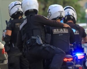 Αστυνομία διασώζει άτομα