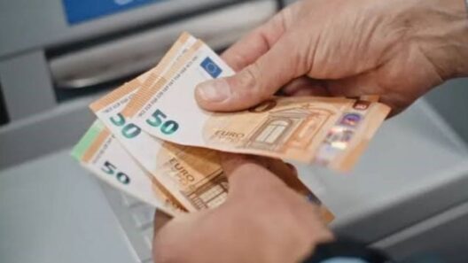 Κοινοί τραπεζικοί λογαριασμοί: Οι έλεγχοι της ΑΑΔΕ και η φορολογική παγίδα 36 Χέρια κρατούν χαρτονομίσματα 50 ευρώ μπροστά σε ΑΤΜ.