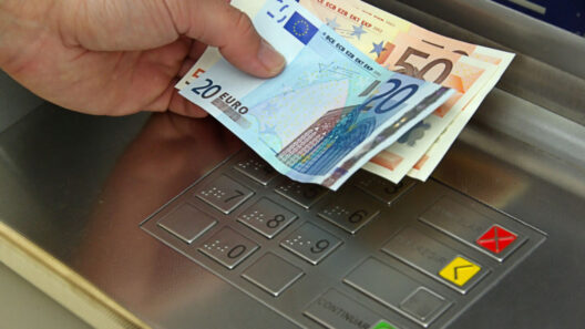 ΕΦΚΑ-ΔΥΠΑ: Οι πληρωμές από 29 Ιουνίου έως 3 Iουλίου 36 Χέρι βάζει χαρτονομίσματα ευρώ (20 και 50) σε ΑΤΜ.