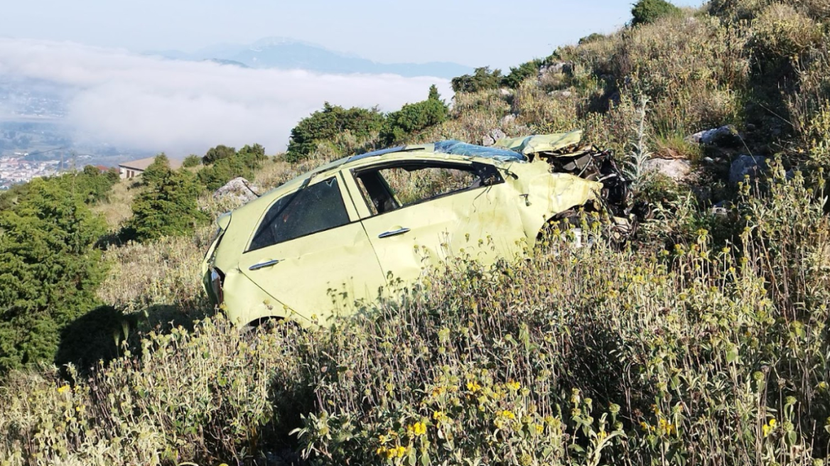 Ιωάννινα: Οδηγός έπεσε σε γκρεμό 4 Ιωάννινα: Οδηγός έπεσε σε γκρεμό