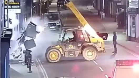 Ισοπέδωσαν τράπεζα με γερανό για ένα ATM! ΒΙΝΤΕΟ 36 Ισοπέδωσαν τράπεζα με γερανό για ένα ATM! ΒΙΝΤΕΟ