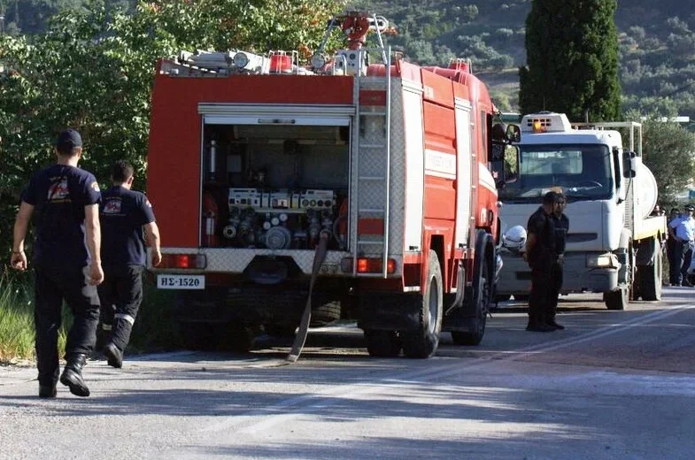 Αχαΐα: Φωτιά σε κυπαρίσσι στου Καρπέτα