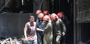 Κόλαση στο Νέο Δελχί: Φωτιά σε ξενοδοχείο με 21 νεκρούς - Πηδούσαν από παράθυρα ΦΩΤΟ - ΒΙΝΤΕΟ 31 Κόλαση στο Νέο Δελχί: Φωτιά σε ξενοδοχείο με 21 νεκρούς - Πηδούσαν από παράθυρα ΦΩΤΟ - ΒΙΝΤΕΟ