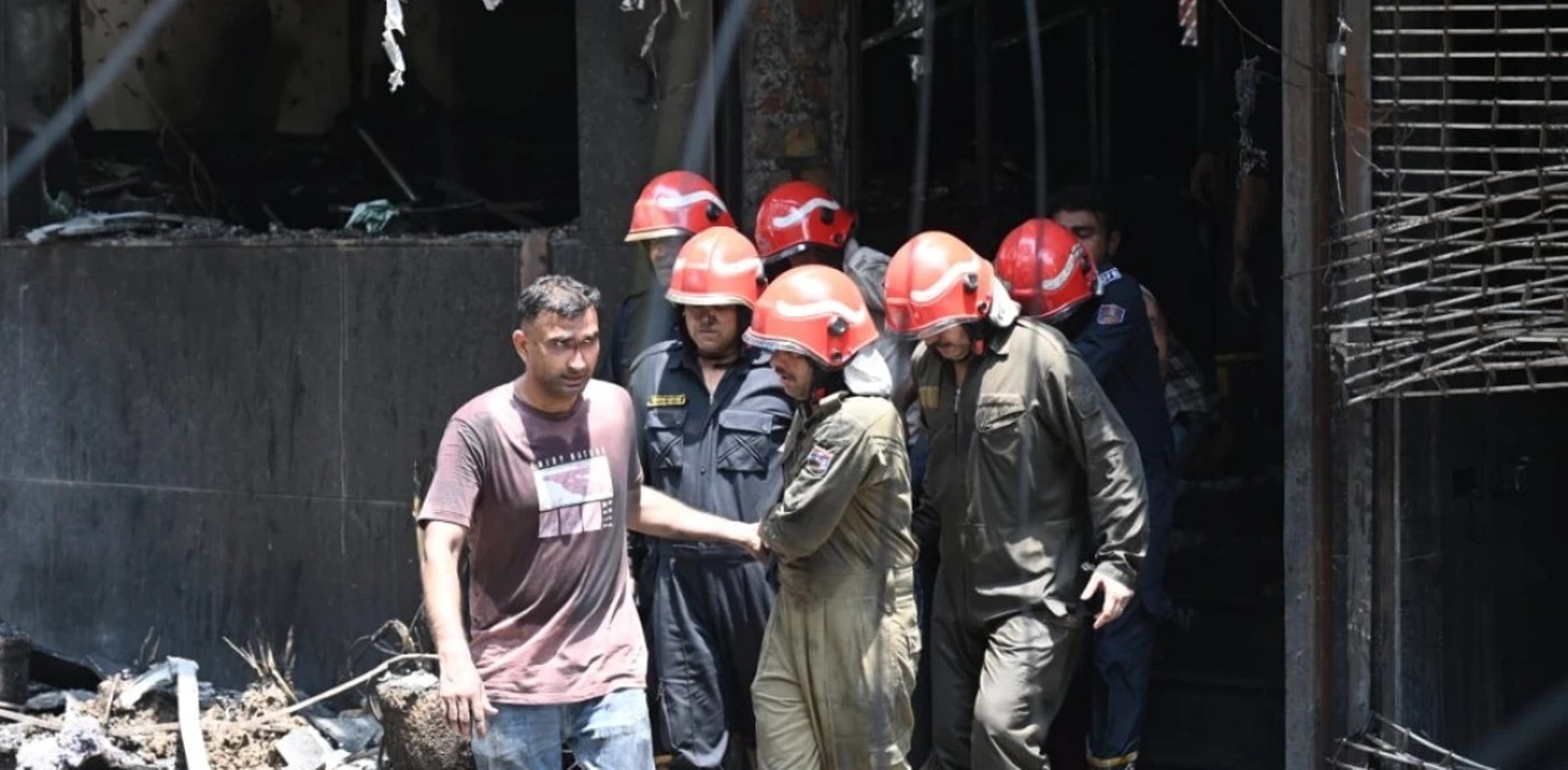 Κόλαση στο Νέο Δελχί: Φωτιά σε ξενοδοχείο με 21 νεκρούς - Πηδούσαν από παράθυρα ΦΩΤΟ - ΒΙΝΤΕΟ 28 Κόλαση στο Νέο Δελχί: Φωτιά σε ξενοδοχείο με 21 νεκρούς – Πηδούσαν από παράθυρα ΦΩΤΟ – ΒΙΝΤΕΟ