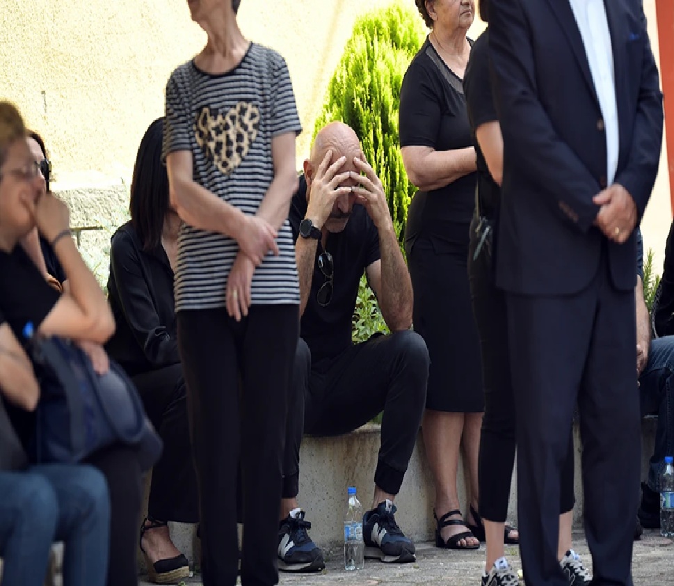 Δράμα: Σκηνές σπαραγμού στην κηδεία της 45χρονης που δολοφονήθηκε από τον σύζυγό της – ΦΩΤΟ 29 Δράμα: Σκηνές σπαραγμού στην κηδεία της 45χρονης που δολοφονήθηκε από τον σύζυγό της – ΦΩΤΟ