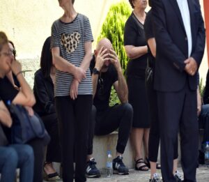 Δράμα: Σκηνές σπαραγμού στην κηδεία της 45χρονης που δολοφονήθηκε από τον σύζυγό της – ΦΩΤΟ