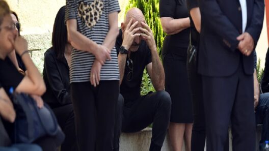 Δράμα: Σκηνές σπαραγμού στην κηδεία της 45χρονης που δολοφονήθηκε από τον σύζυγό της – ΦΩΤΟ 40 Δράμα: Σκηνές σπαραγμού στην κηδεία της 45χρονης που δολοφονήθηκε από τον σύζυγό της – ΦΩΤΟ