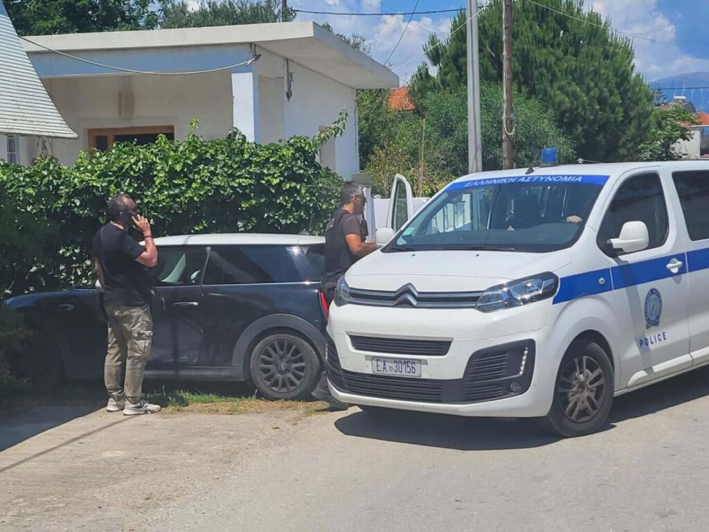 Αιγιάλεια: Βρέθηκαν το μαχαίρι και το όπλο που δολοφονήθηκαν μητέρα και γιος - Τι «είδε» ο ιατροδικαστής ΦΩΤΟ