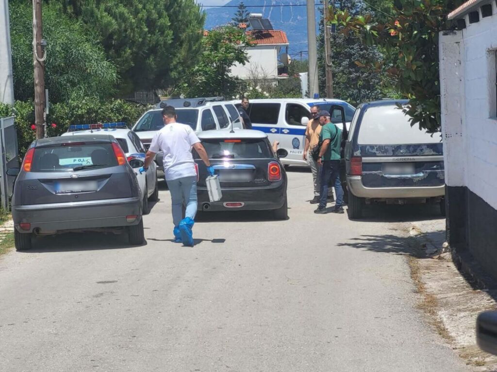 Αιγιάλεια: Βρέθηκαν το μαχαίρι και το όπλο που δολοφονήθηκαν μητέρα και γιος - Τι «είδε» ο ιατροδικαστής ΦΩΤΟ
