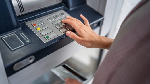 Επίδομα 150 ευρώ ανά παιδί: Ποιοι πληρώνονται μέχρι σήμερα, ποιοι τον Αύγουστο 38 Γυναίκα χρησιμοποιεί πιστωτική κάρτα και αναλήψεως μετρητών