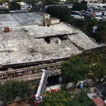 Αιγάλεω: Κατέρρευσε η οροφή του εργοστασίου που καίγεται για δεύτερη ημέρα