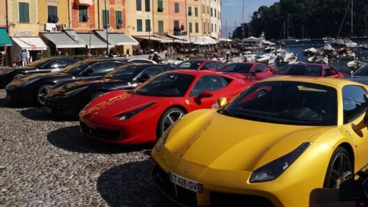 Στην Αθήνα η μεγαλύτερη απόβαση Ferrari 36 Σειρά από πολυτελείς Ferrari, κόκκινες, κίτρινες και μαύρες, παρκαρισμ…
