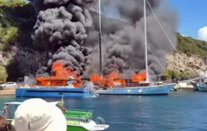 Μεγάλη φωτιά σε σκάφη στο λιμάνι των Παξών ΒΙΝΤΕΟ