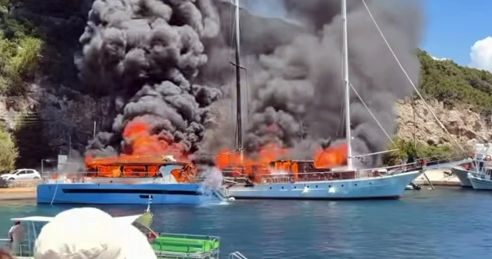 Μεγάλη φωτιά σε σκάφη στο λιμάνι των Παξών ΒΙΝΤΕΟ
