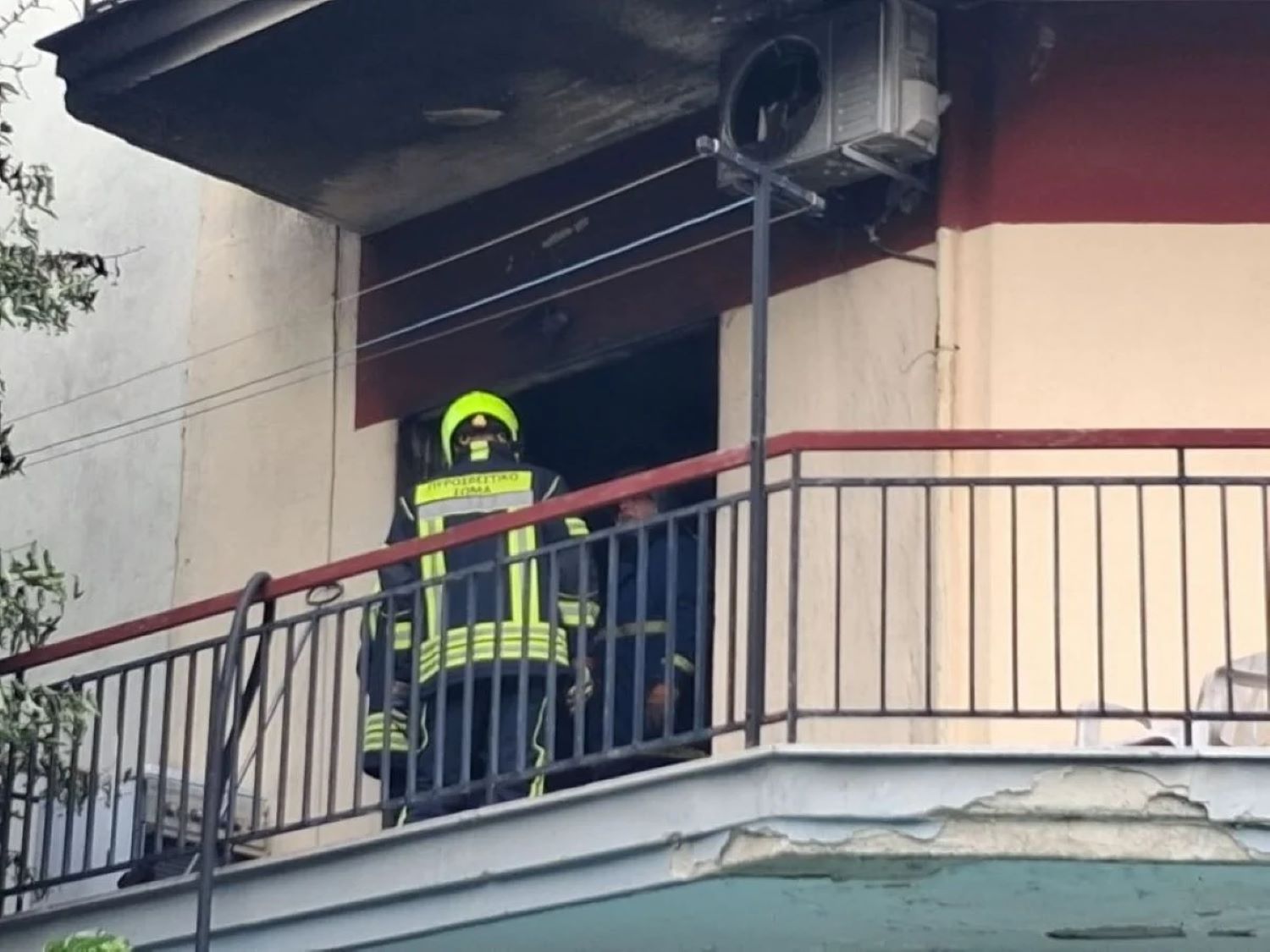 «Σωτήρας» εγγονός για παππού από φλεγόμενο σπίτι στις Σέρρες 4 «Σωτήρας» εγγονός για παππού από φλεγόμενο σπίτι στις Σέρρες