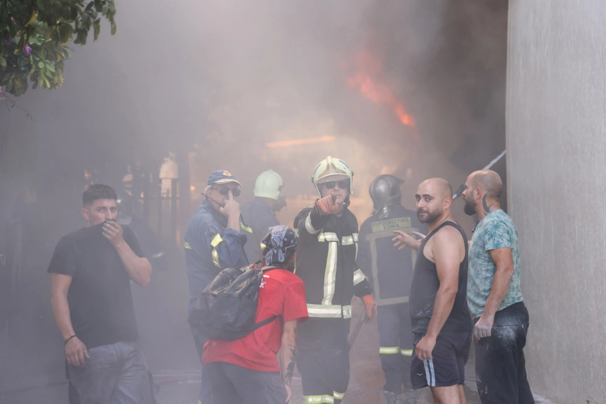 Ηράκλειο: Καίγονται σπίτια μετά από φωτιά σε εργοστάσιο ΒΙΝΤΕΟ - ΦΩΤΟ 29 Ηράκλειο: Καίγονται σπίτια μετά από φωτιά σε εργοστάσιο ΒΙΝΤΕΟ - ΦΩΤΟ