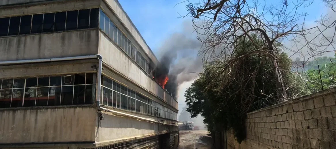 Αιγάλεω: Φωτιά σε εργοστάσιο με πλαστικά