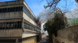 Αιγάλεω: Φωτιά σε εργοστάσιο με πλαστικά