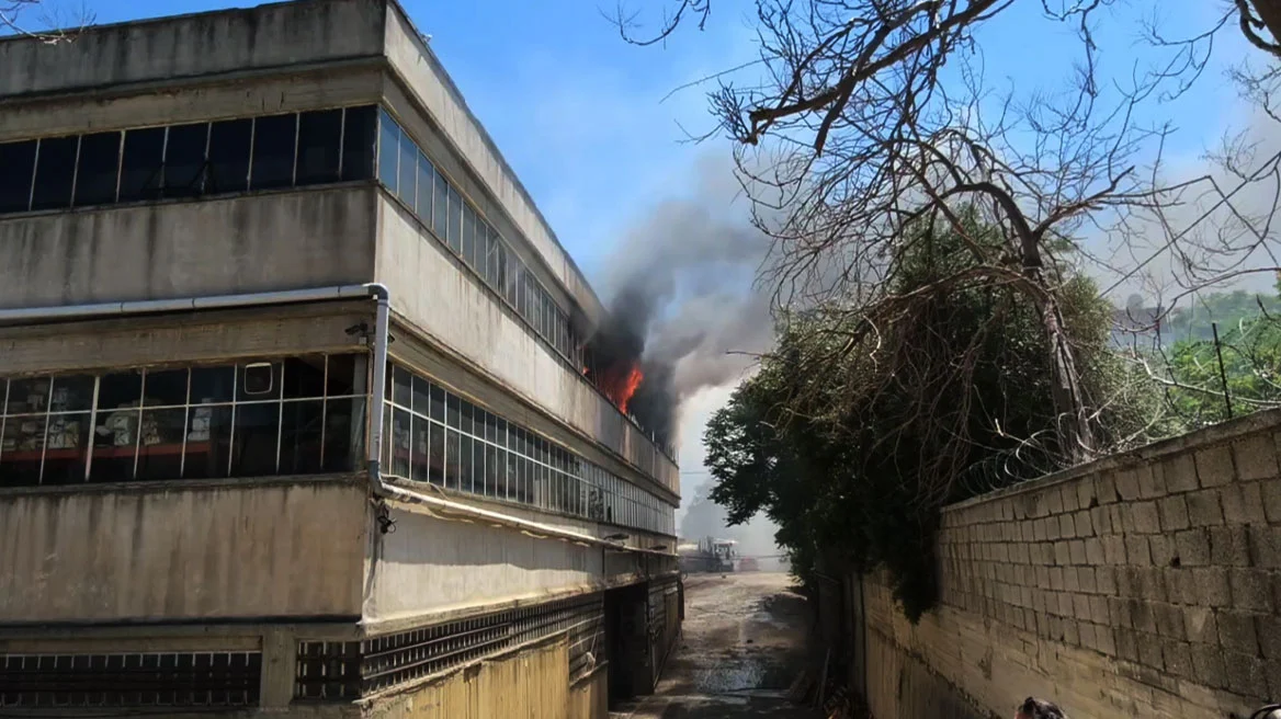 Αιγάλεω: Φωτιά σε εργοστάσιο με πλαστικά