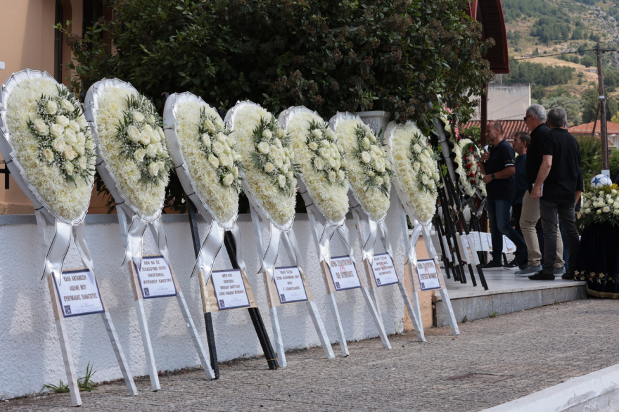 Σε κλίμα οδύνης έγινε η κηδεία του Τάκη Γκώνια στη Λειβαδιά ΦΩΤΟ 29 Σε κλίμα οδύνης έγινε η κηδεία του Τάκη Γκώνια στη Λειβαδιά ΦΩΤΟ