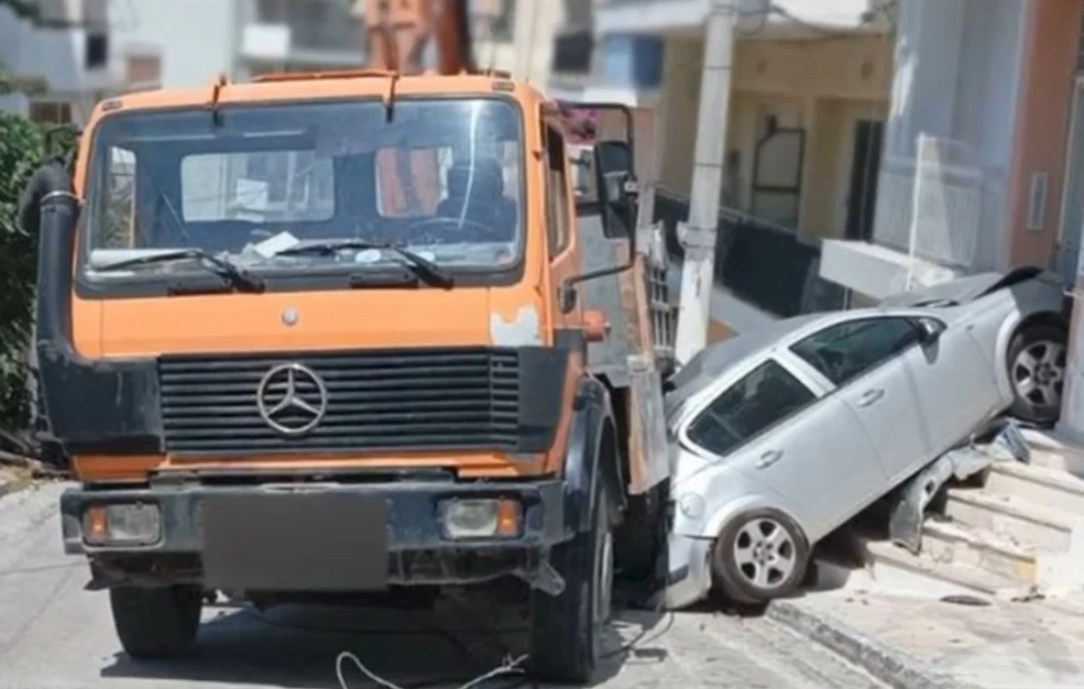 Ηλιούπολη: Γ παρέσυρε ΙΧ - Αυτοκίνητο σε είσοδο πολυκατοικίας ΦΩΤΟ 30 Ηλιούπολη: Γ παρέσυρε ΙΧ - Αυτοκίνητο σε είσοδο πολυκατοικίας ΦΩΤΟ