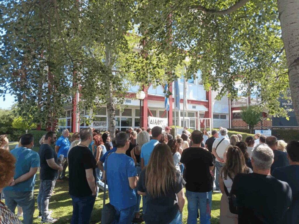 Πάτρα: «Στο πόδι» οι συμβασιούχοι του ΕΑΠ για «αξιοπρέπεια στην εργασία και τήρηση της νομιμότητας» ΦΩΤΟ 29 Πάτρα: «Στο πόδι» οι συμβασιούχοι του ΕΑΠ για «αξιοπρέπεια στην εργασία και τήρηση της νομιμότητας» ΦΩΤΟ