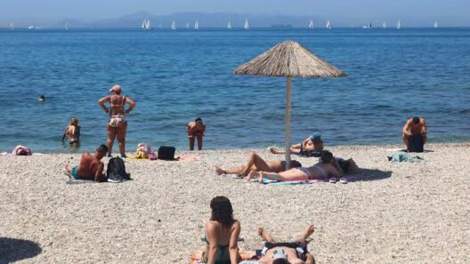 Αχαΐα: Με 36άρια στην Πάτρα και μεσημεριανή αστάθεια 40 Άνθρωποι κάνουν ηλιοθεραπεία και κολυμπούν σε παραλία με βότσαλα, …
