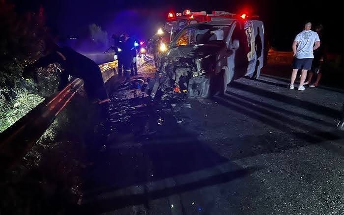 Αποκαΐδια αυτοκινήτου μετά το θανατηφόρο τροχαίο στη Νέα Ερυθραία.