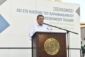 Ο δήμαρχος Πελετίδης μιλάει σε βήμα κατά του κλεισίματος του Καραμ…
