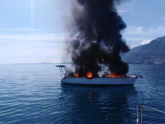 Μύκονος: Περιπέτεια για Πολωνούς όταν έπιασε φωτιά ιστιοφόρο