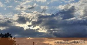 Σύννεφα στον ουρανό με τον ήλιο να διαπερνά, υποδηλώνοντας πρόσκαι…