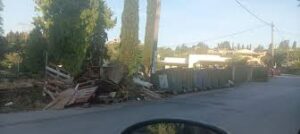 Αγρίνιο: Αδειασμένα απορρίμματα και μπάζα κοντά σε δρόμο
