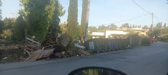 Αγρίνιο: Αδειασμένα απορρίμματα και μπάζα κοντά σε δρόμο