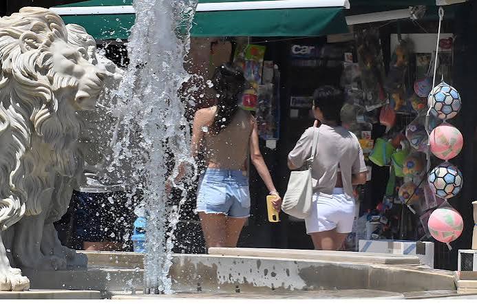Άγαλμα λιονταριού και σιντριβάνι με νερό, με ανθρώπους να αναζητού…