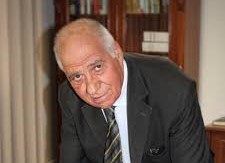 Ο Γιάννης Δημαράς, πρώην δήμαρχος Πατρέων, με σκούρο κοστούμι και ρ…