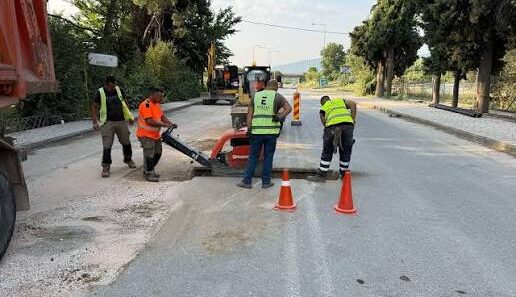 Αίγιο: Υπεγράφη η έναρξη έργων Οδοποιίας 37 Εργάτες οδοποιίας με ανακλαστικά γιλέκα χρησιμοποιούν μηχανήματα…
