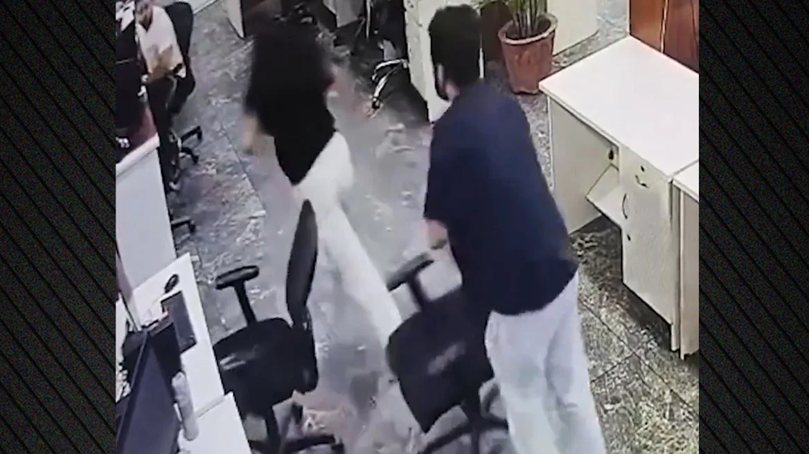 Ινδία: Άνδρας μπούκαρε στο γραφείο και μαχαίρωσε μέχρι θανάτου τη συνάδελφο 4 Ινδία: Άνδρας μπούκαρε στο γραφείο και μαχαίρωσε μέχρι θανάτου τη συνάδελφο